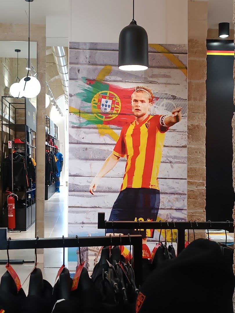 U.S. Lecce Official Store: store interior and branding