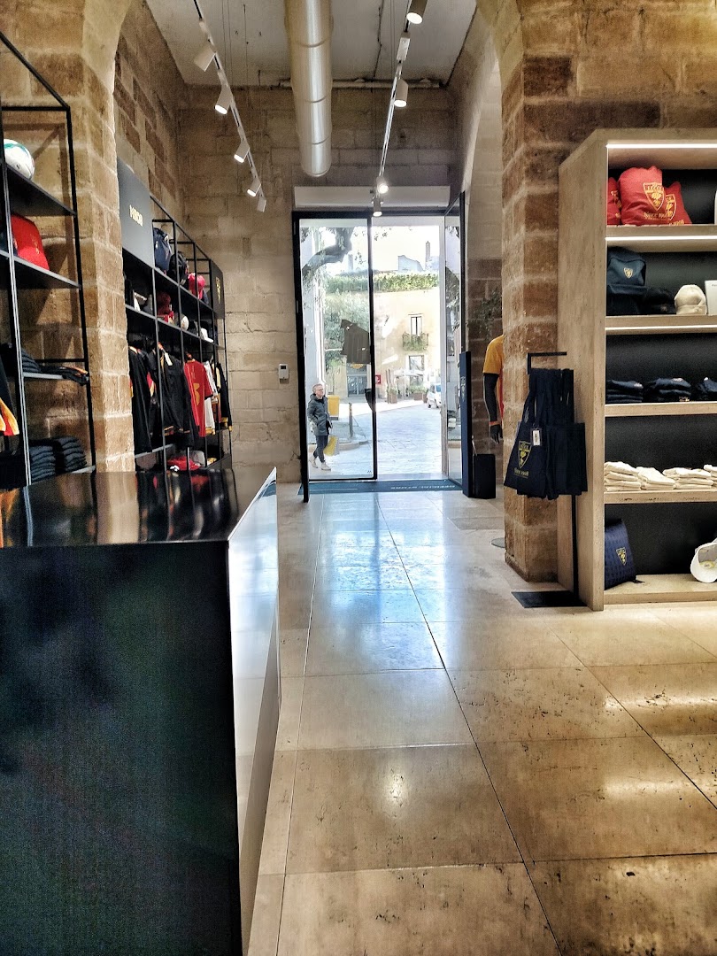 U.S. Lecce Official Store: clear view of shop interior