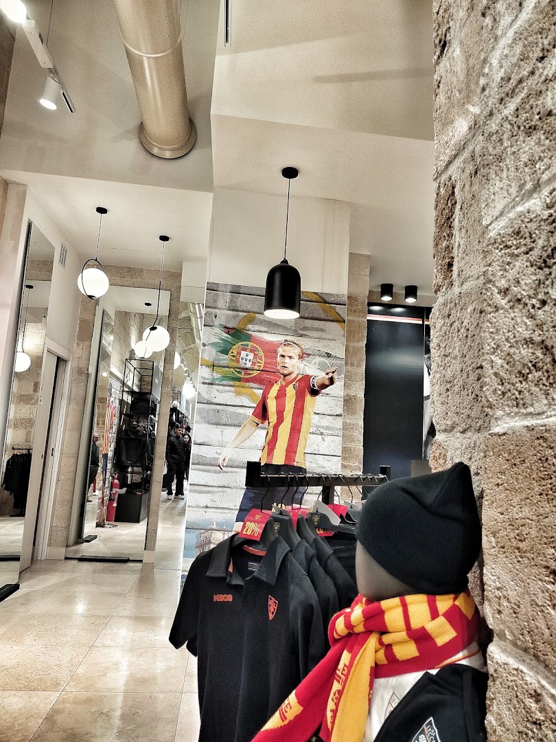 U.S. Lecce Official Store: clear view of shop interior