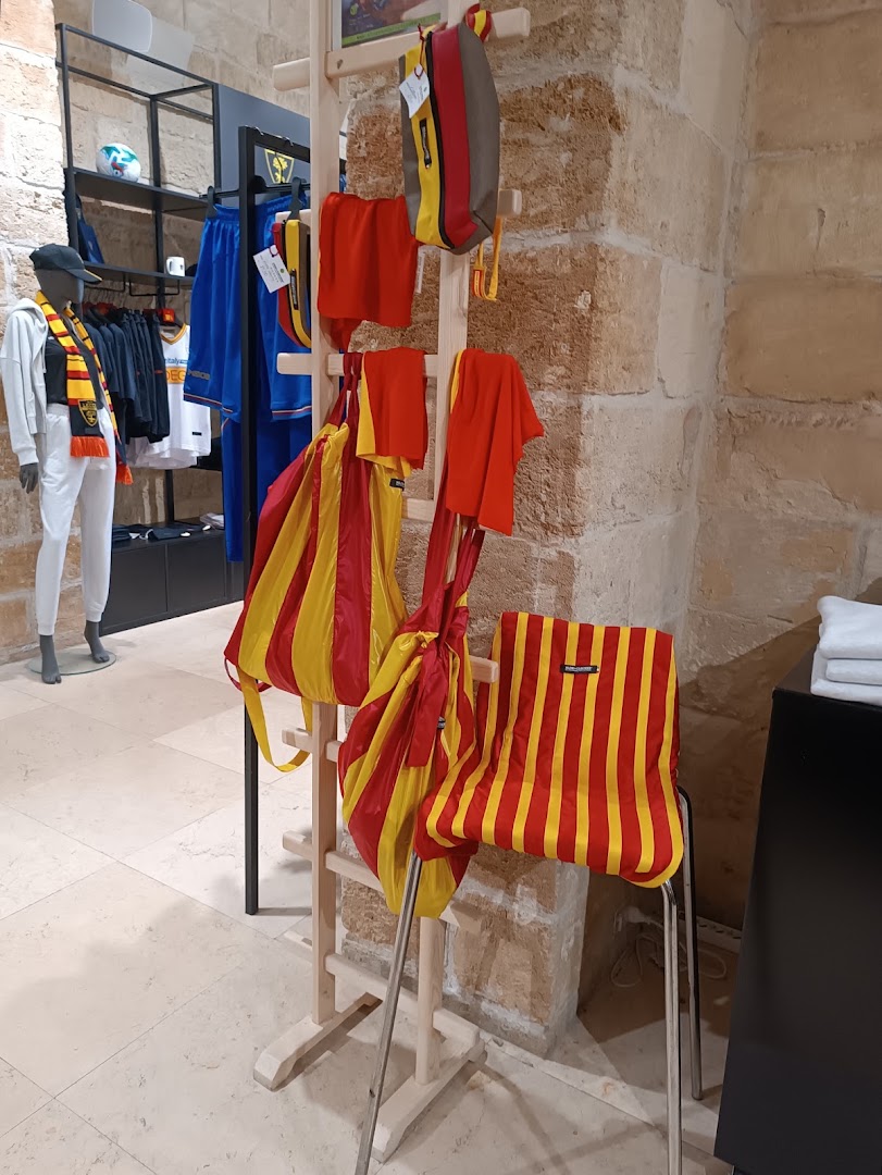 U.S. Lecce Official Store: clear display of shop merchandise