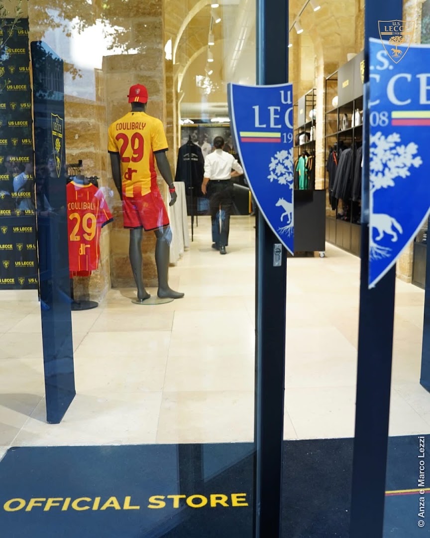 U.S. Lecce Official Store: clear view of shop interior