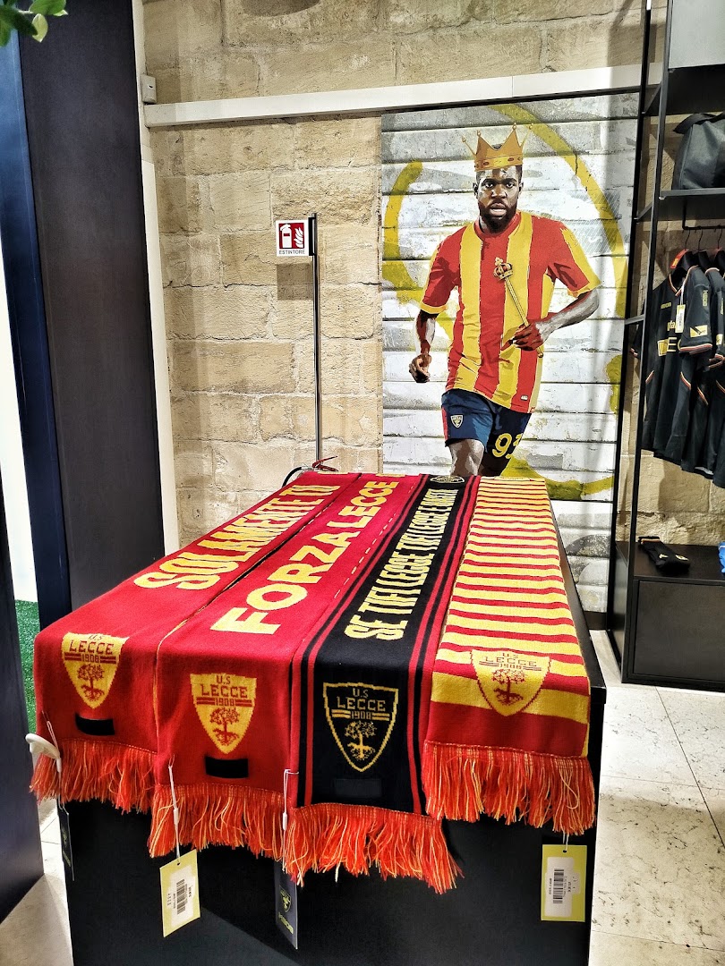 U.S. Lecce Official Store: shop products and interior