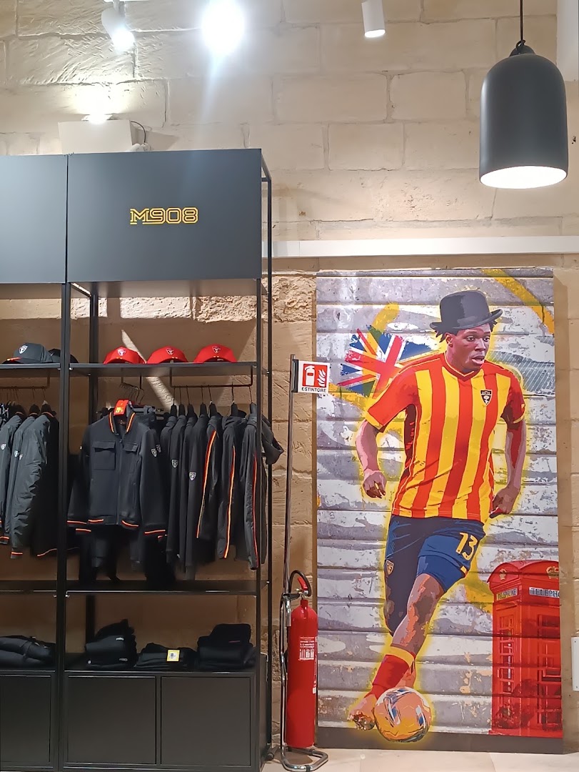 U.S. Lecce Official Store: clear display of shop interior