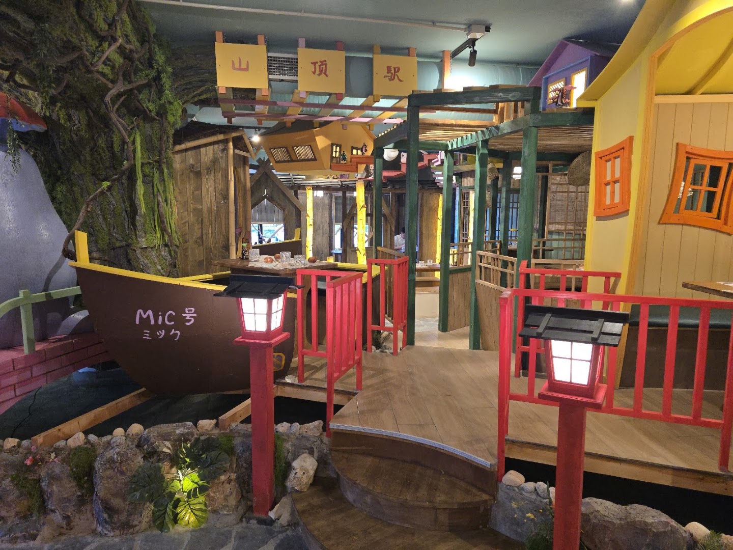 MIC Ramen Lucca: unique restaurant interior design
