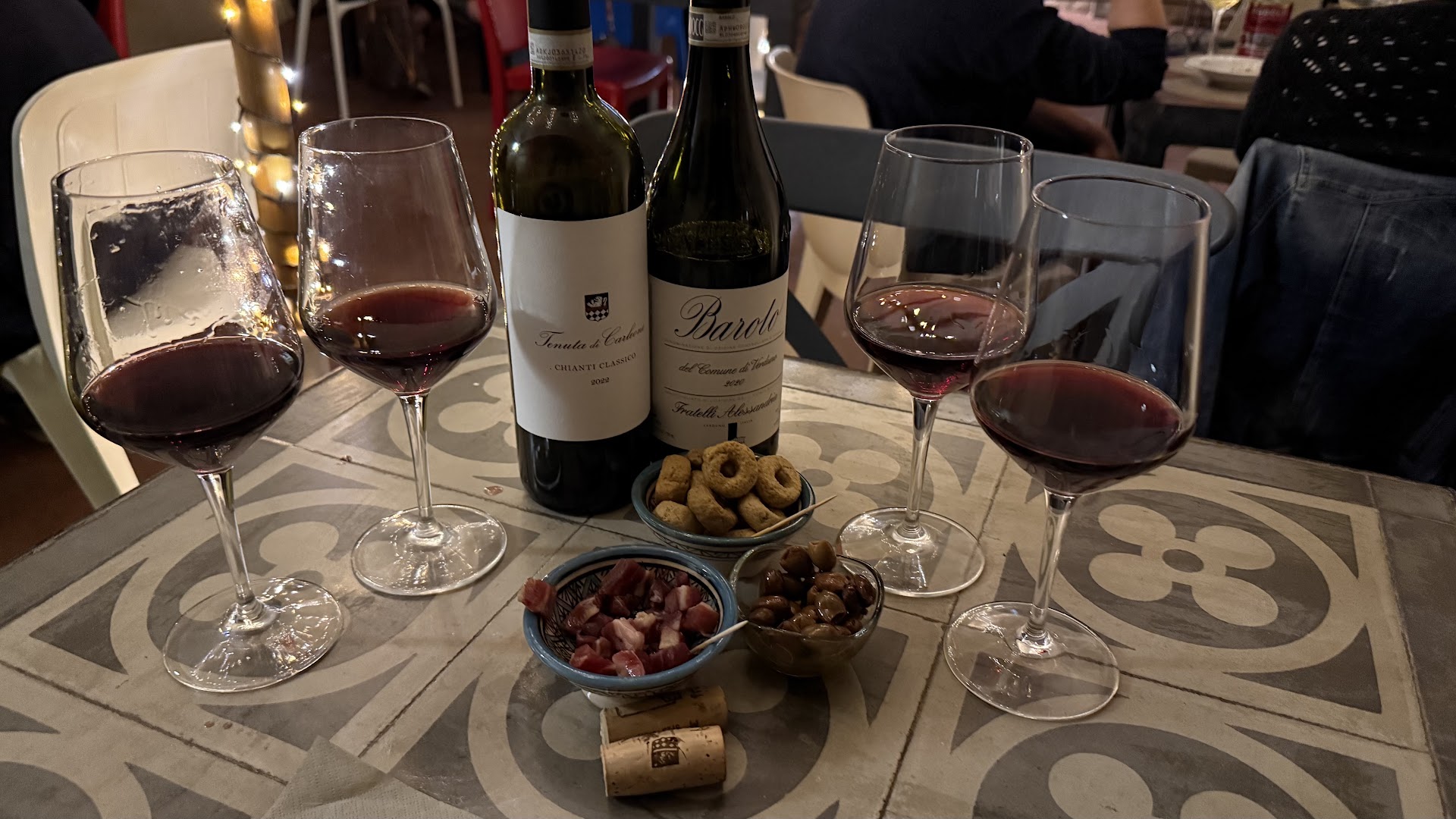 Santa Goccia Vineria: appealing wine and snack presentation