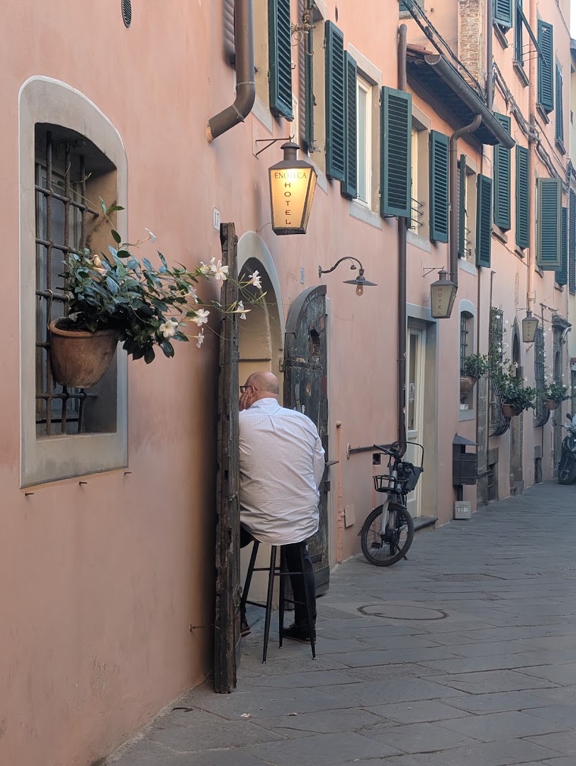 Santa Goccia Vineria: authentic bar atmosphere