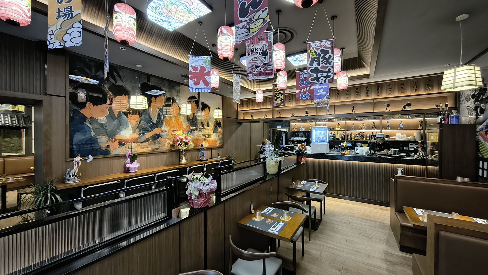 Toro Ramen Lucca: inviting and well-lit restaurant interior