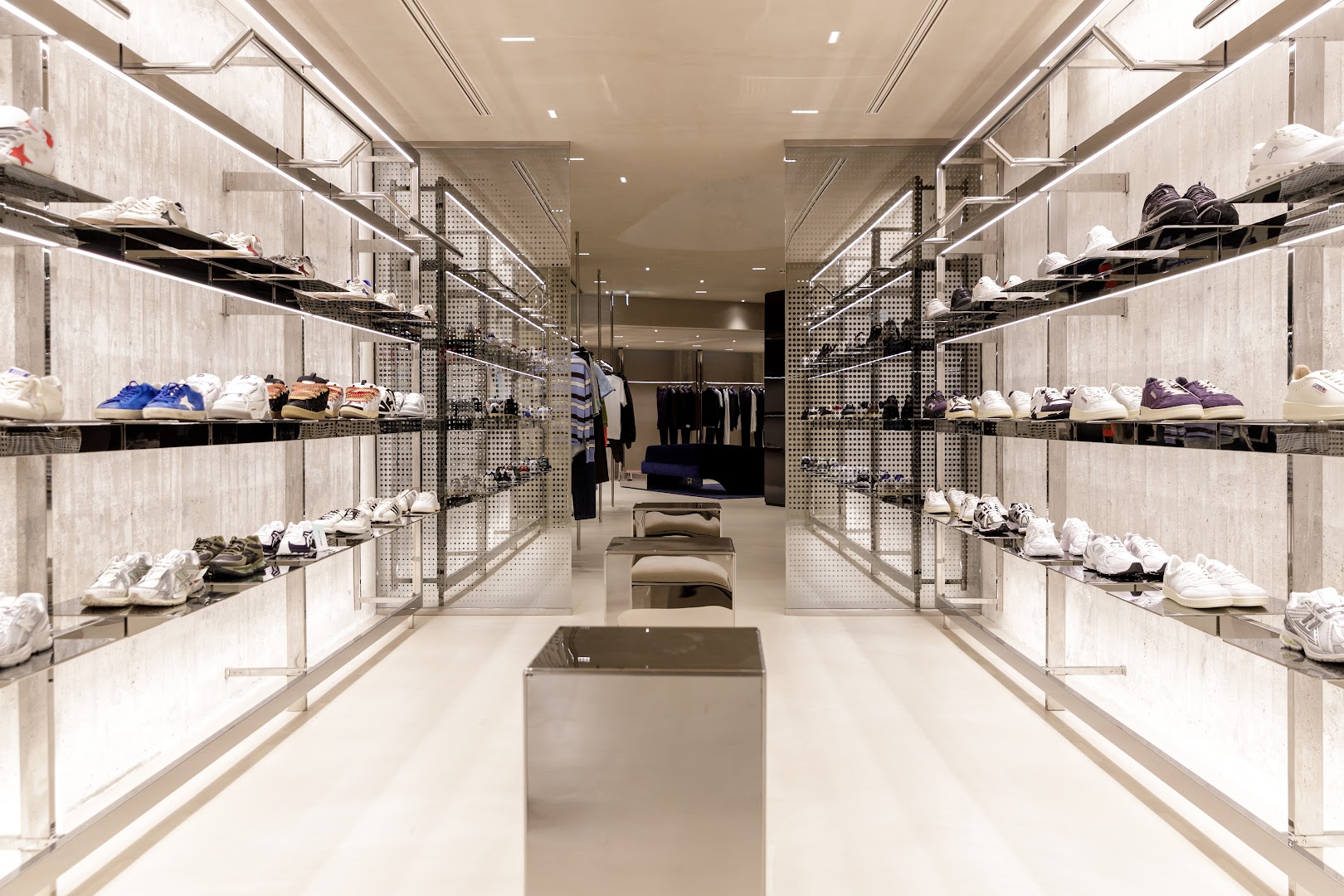Anteprima: professional interior shop display photo