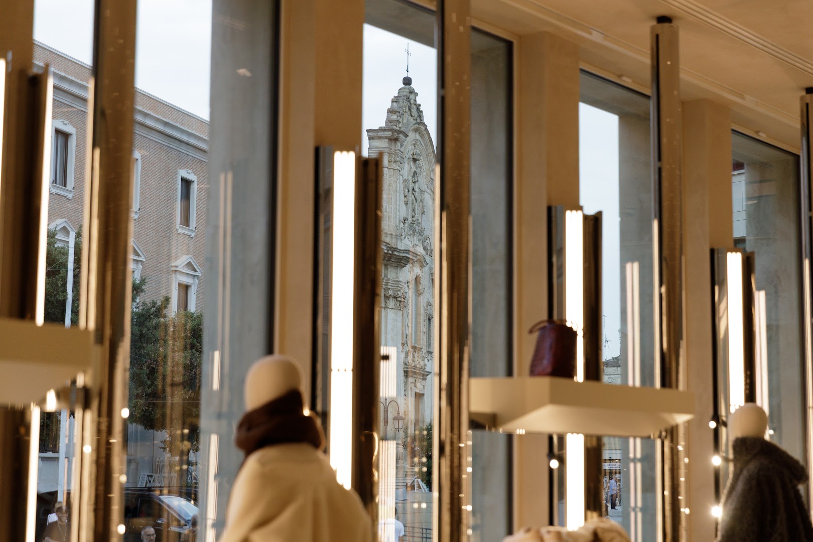Anteprima: atmospheric shop interior and view