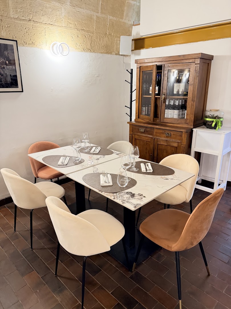 Da Mario 2.0: clean and inviting restaurant interior