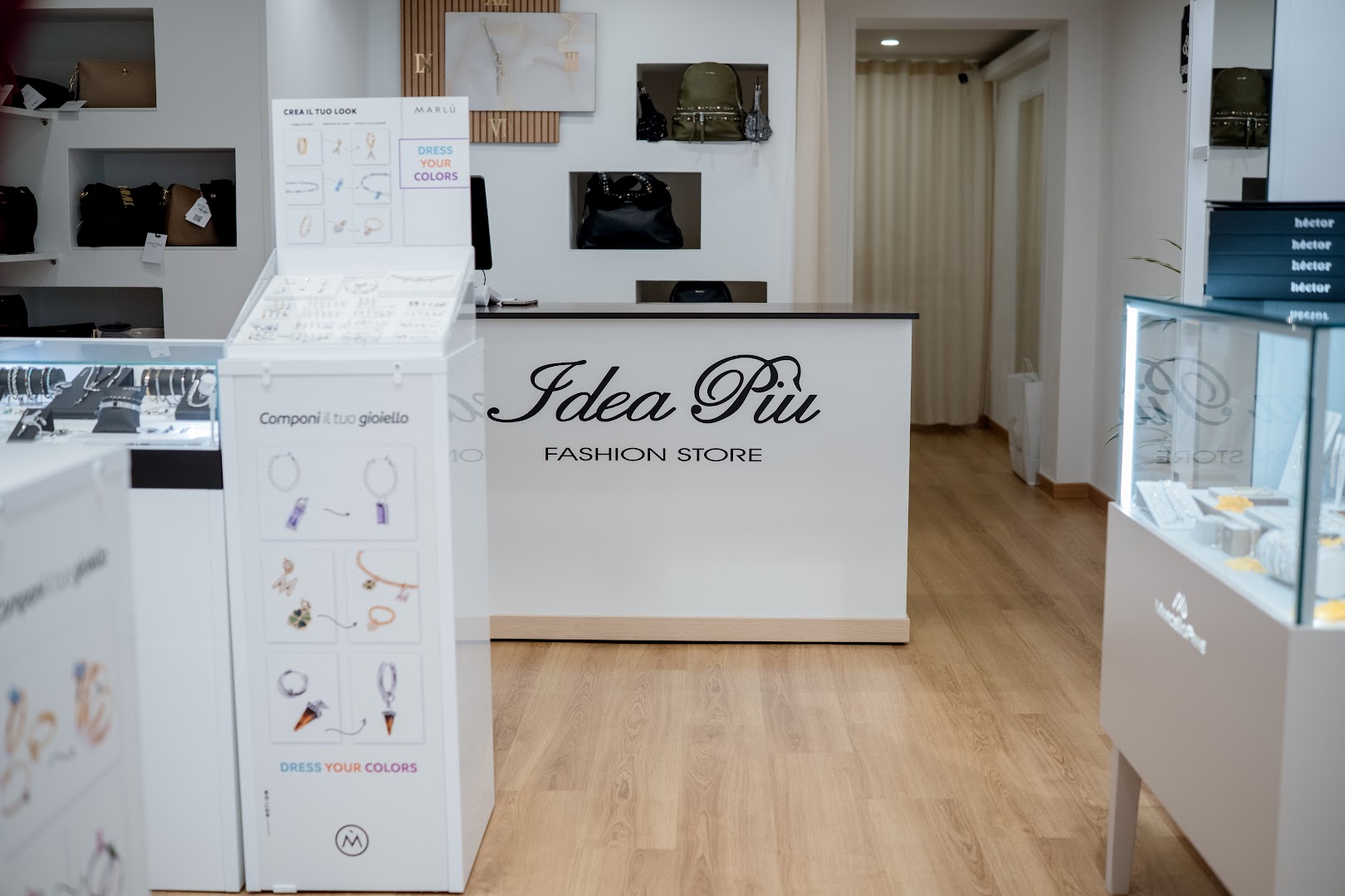 Idea Più Fashion Store: clear view of shop interior