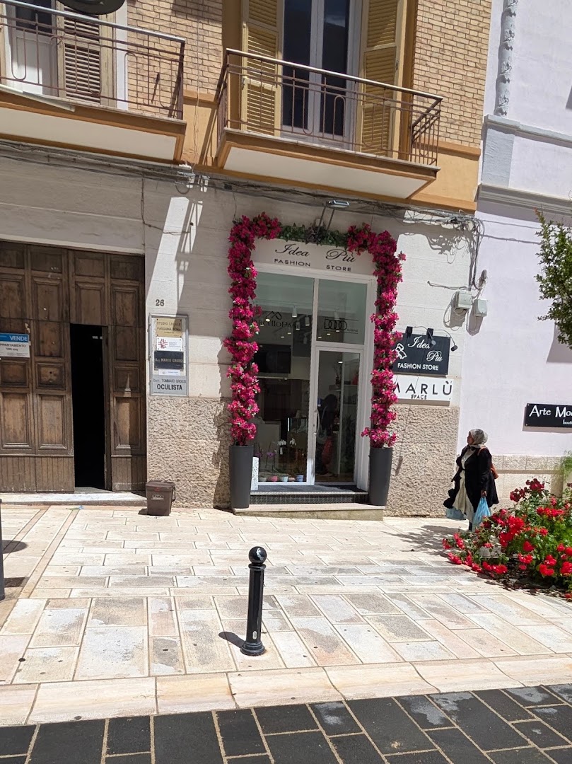 Idea Più Fashion Store: clear storefront photo showing entrance