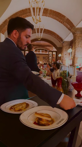 Veramente: professional staff serving quality food