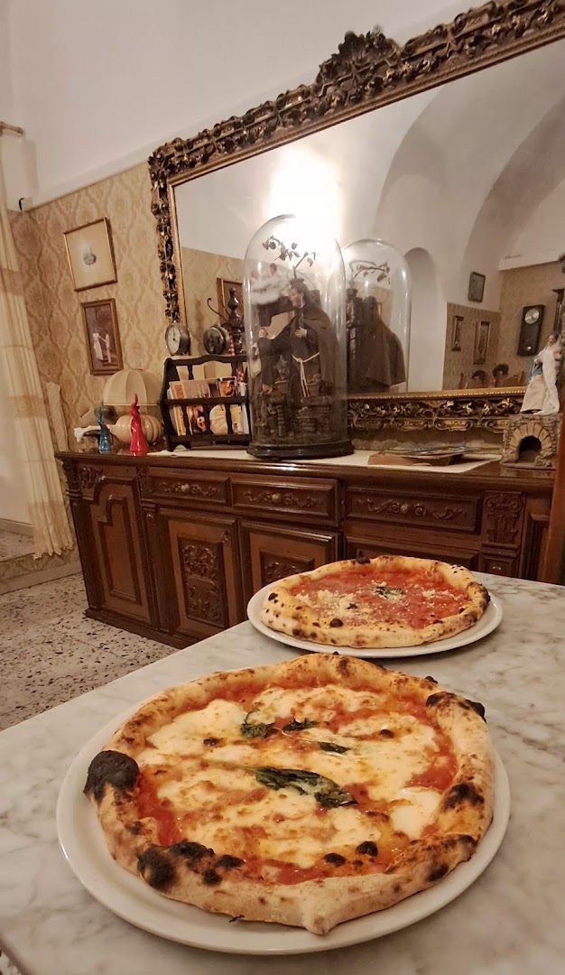 Antica Pizzeria Chiaia: appetizing pizza in restaurant setting