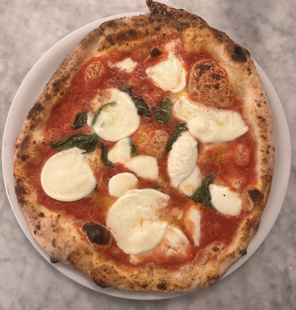 Antica Pizzeria Chiaia: appetizing photo of restaurant pizza