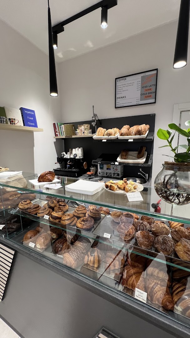 Cubo Bakehouse: appetizing display of fresh pastries