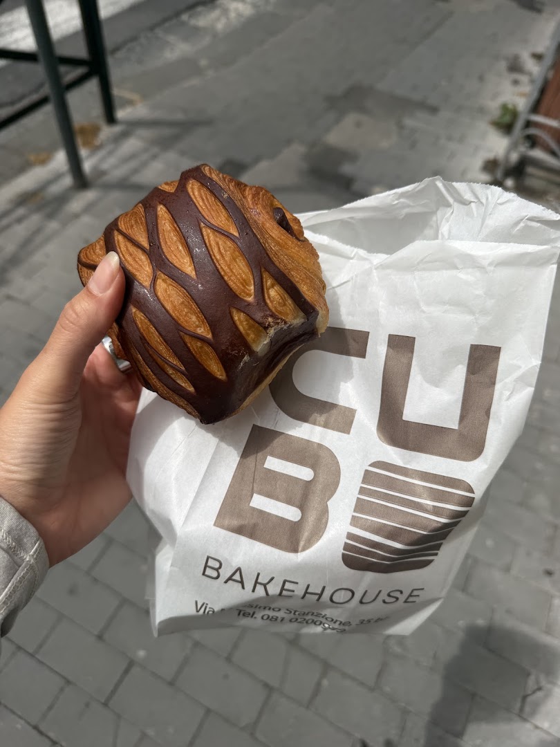 Cubo Bakehouse: appetizing food and clear branding