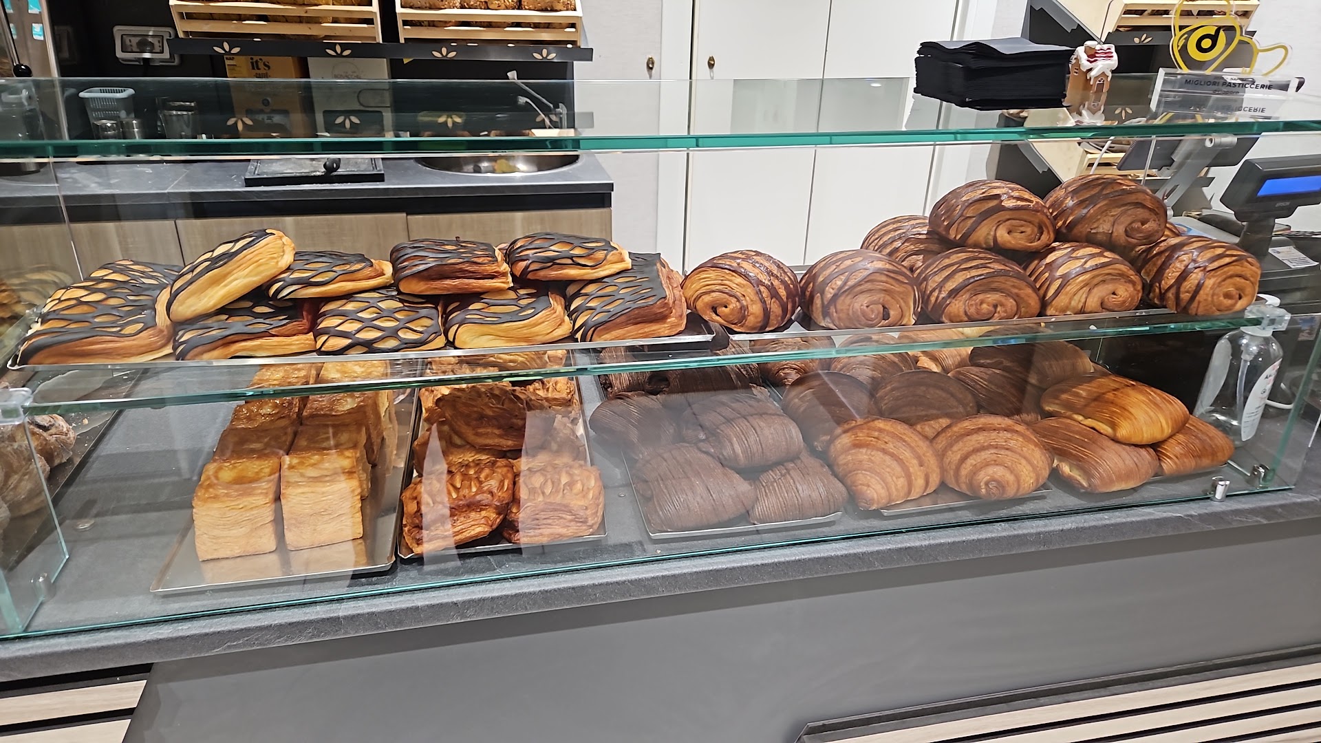 Cubo Bakehouse: appetizing display of fresh pastries
