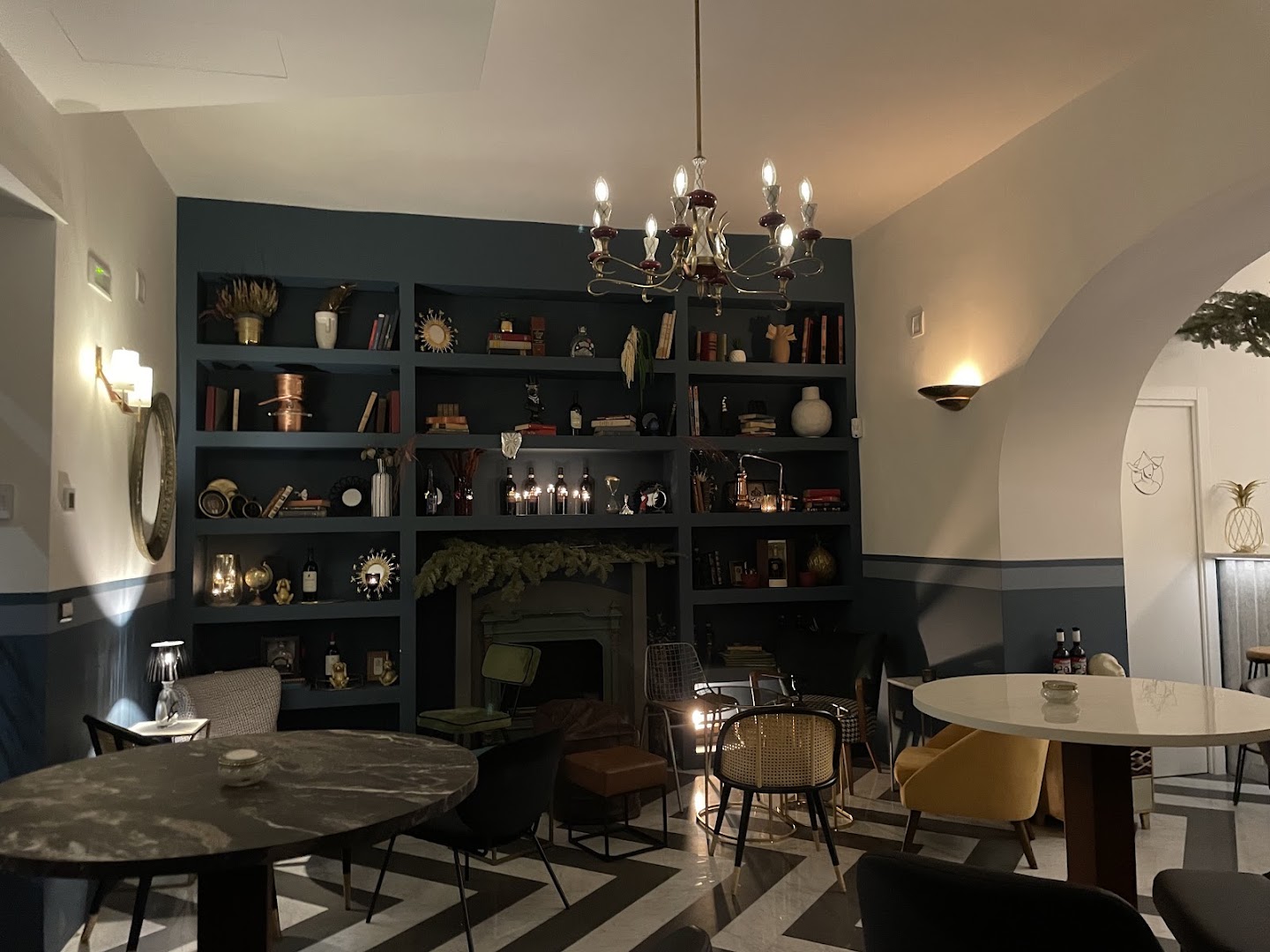 Lento Hi-Fi: inviting and professional interior shot