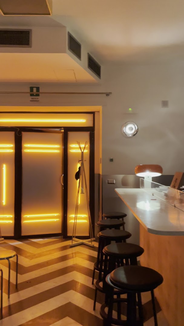 Lento Hi-Fi: inviting bar interior atmosphere