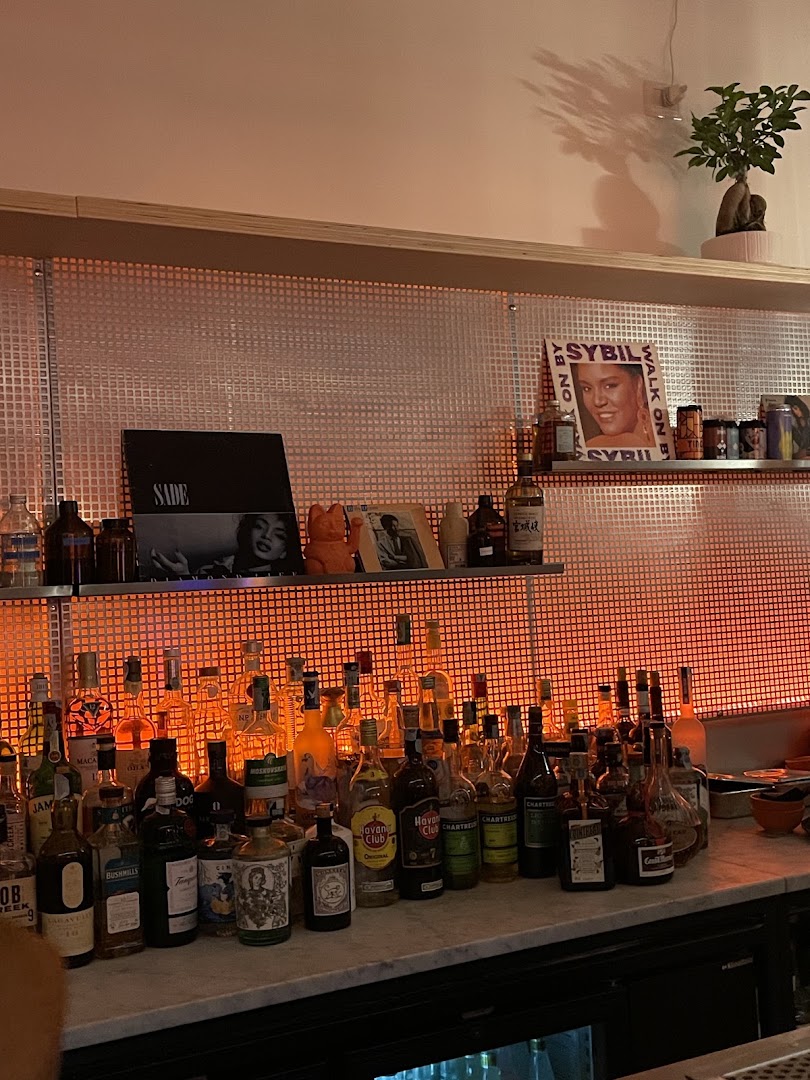 Lento Hi-Fi: atmospheric shot of bar interior