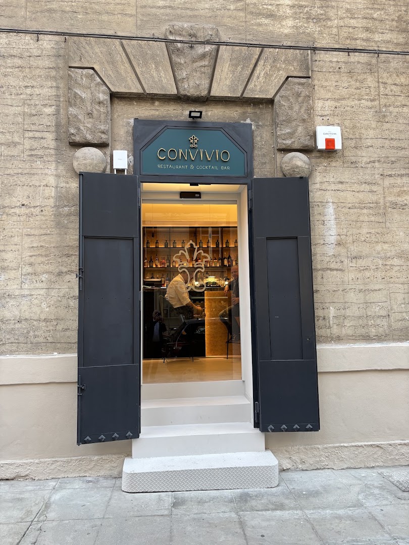 Convivio: clear, inviting view of entrance
