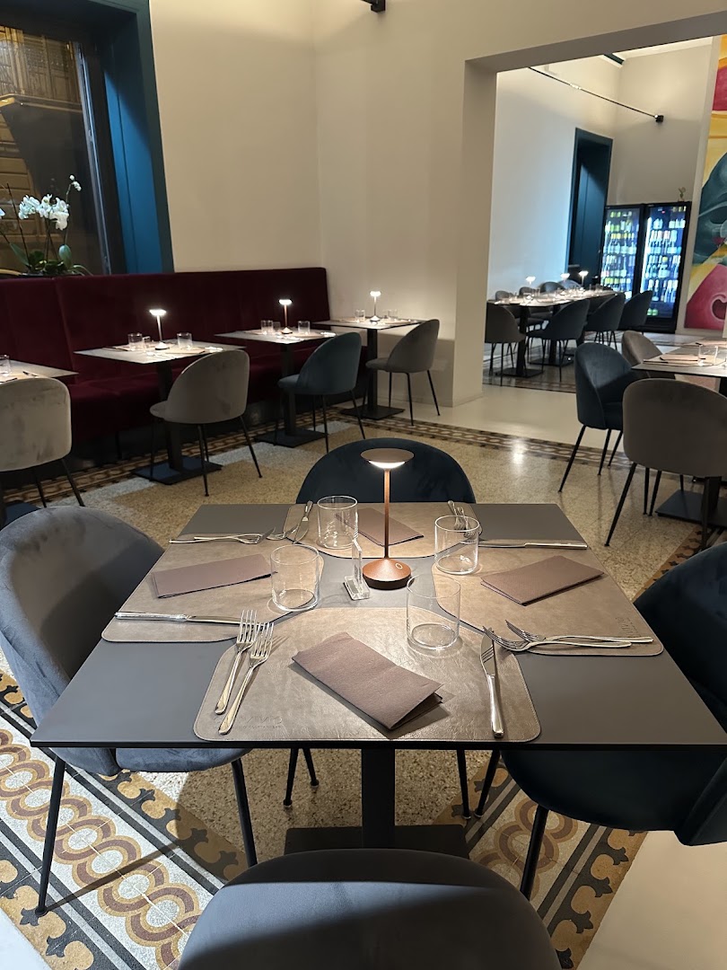 Convivio: clear, professional interior atmosphere shot