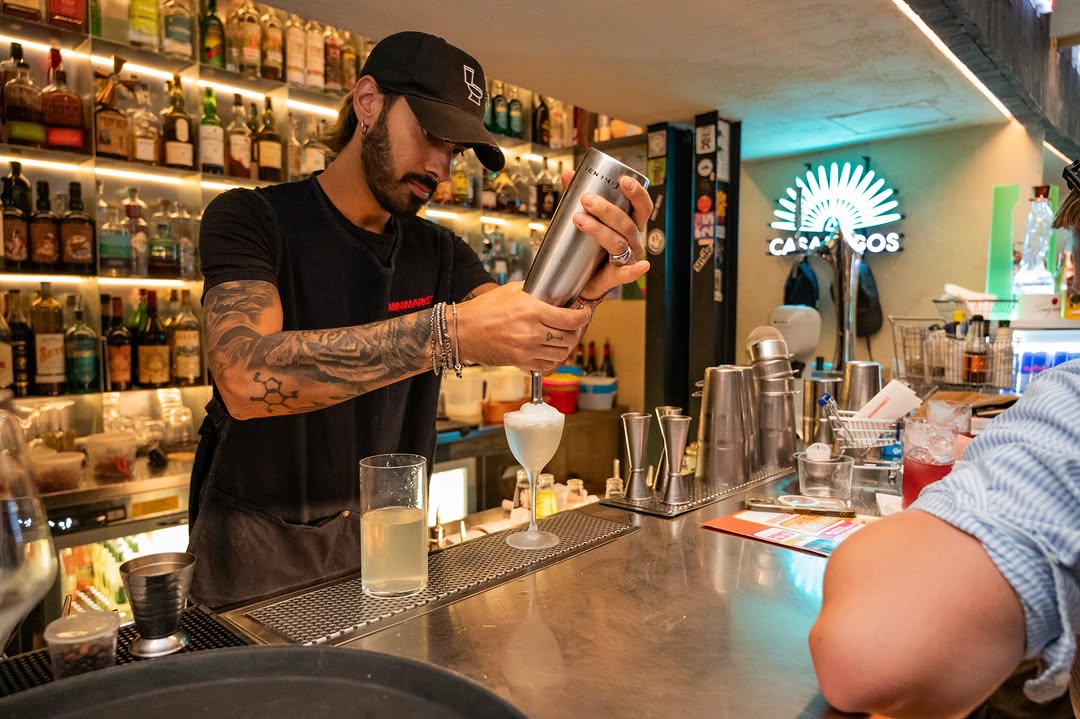 Minimarket: professional photo of bartender working