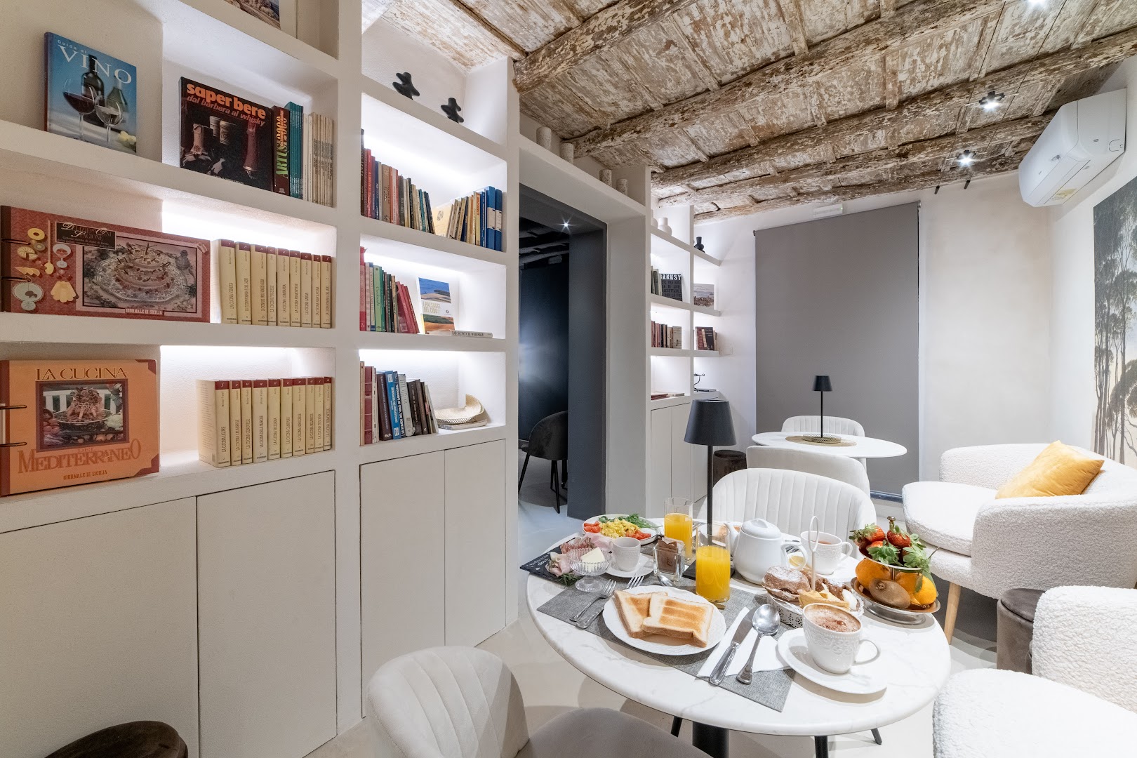 Nirò - Poeta Coffee Lab: inviting atmosphere and breakfast spread