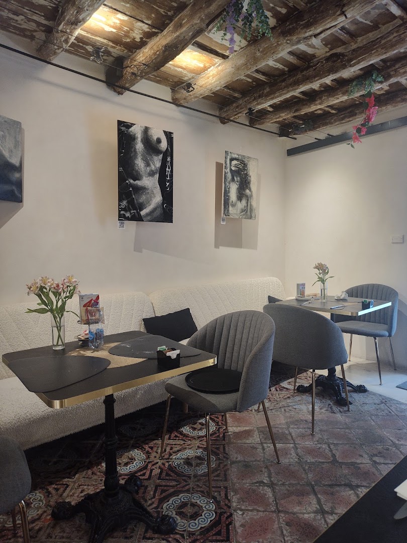 Nirò - Poeta Coffee Lab: inviting and clean interior shot