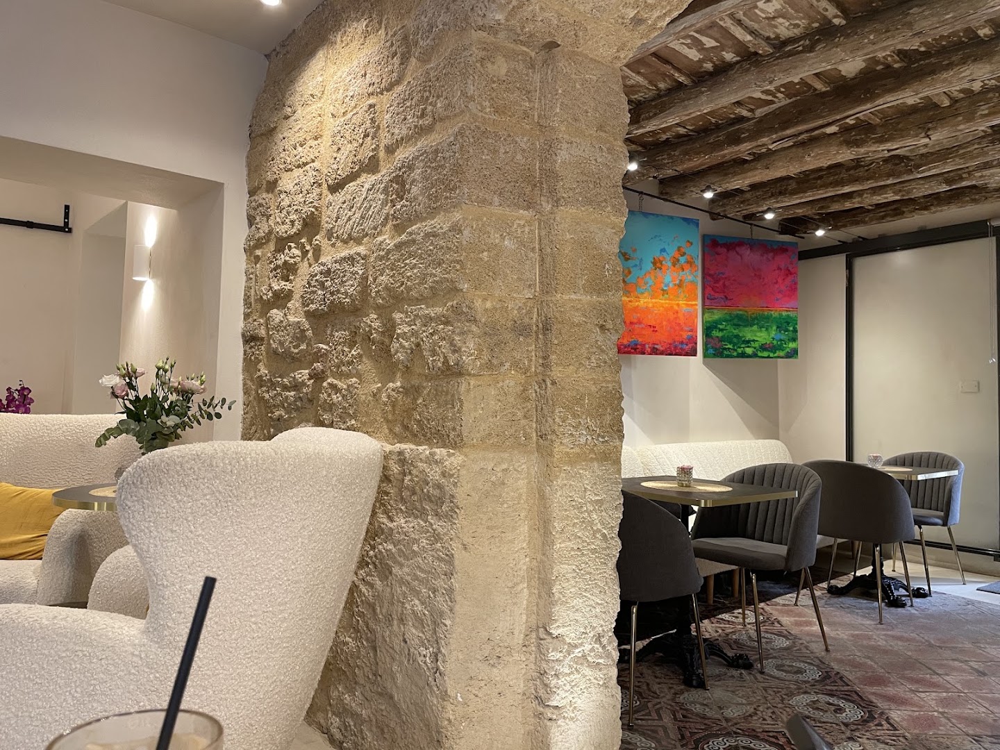 Nirò - Poeta Coffee Lab: inviting and professional interior shot