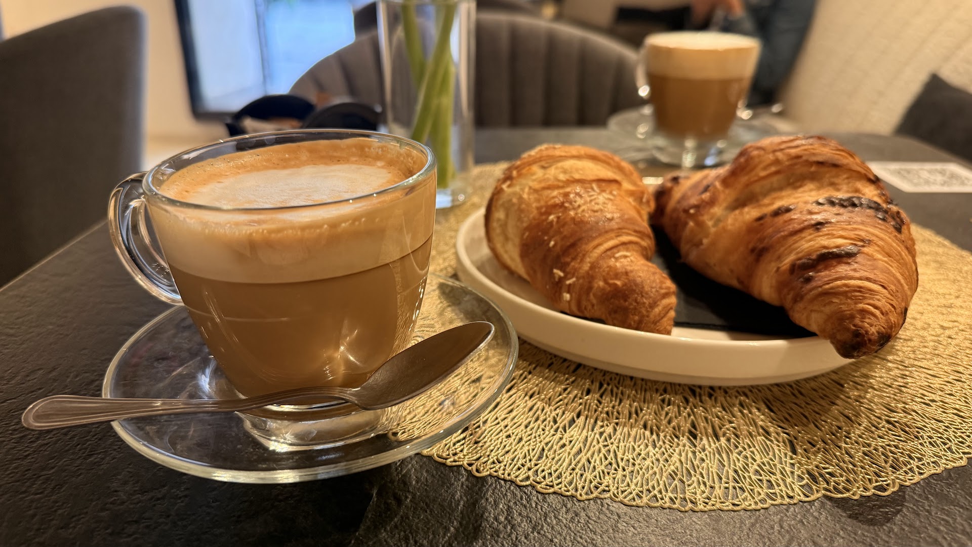 Nirò - Poeta Coffee Lab: appetizing breakfast food and coffee