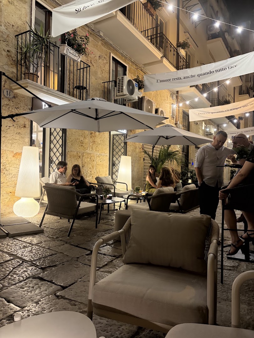 Nirò - Poeta Coffee Lab: inviting and atmospheric outdoor seating