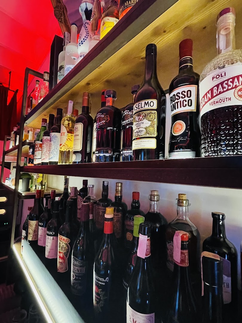 Vermuteria: clear, professional shot of bar