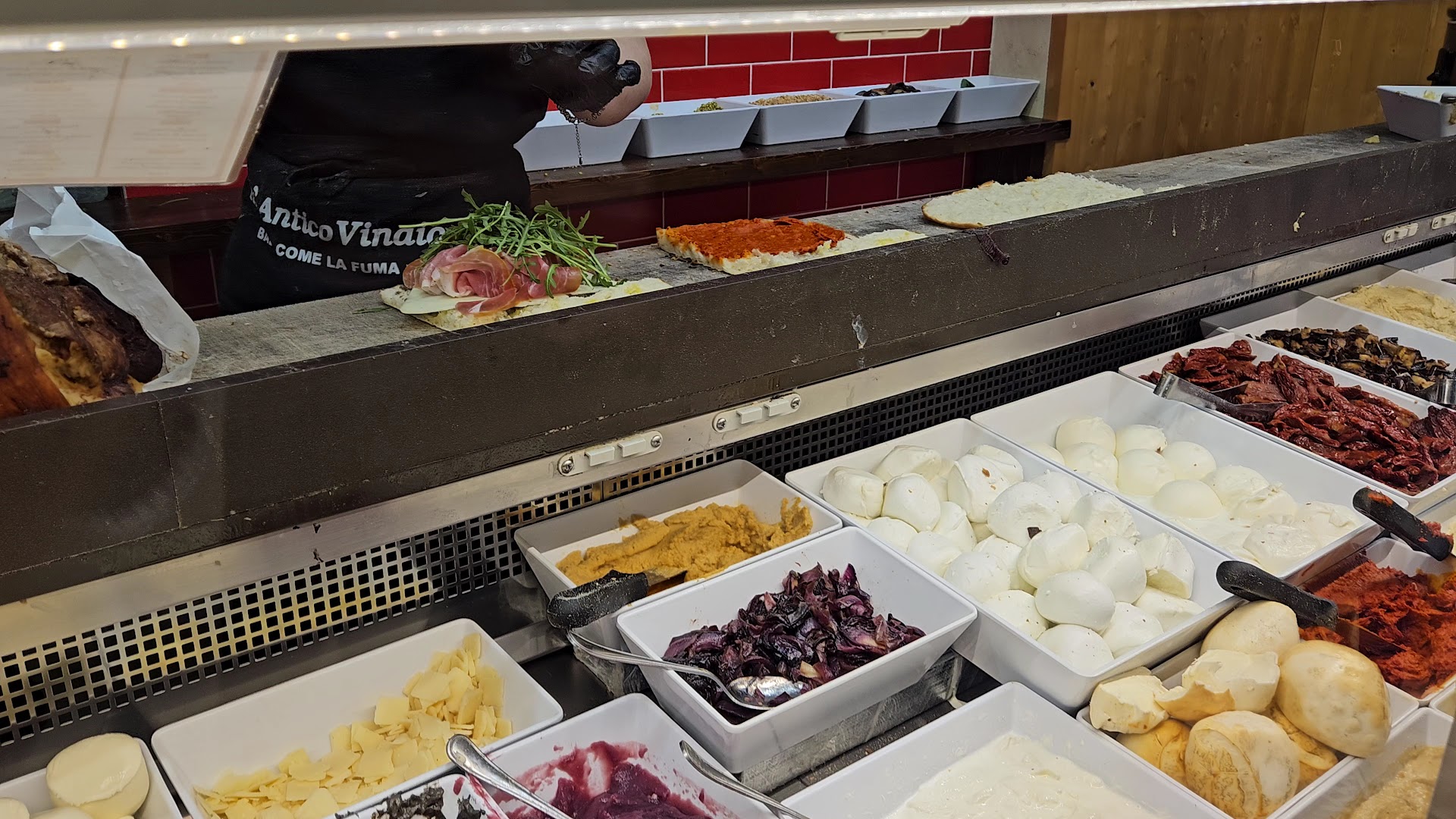 All'Antico Vinaio: fresh ingredients and preparation