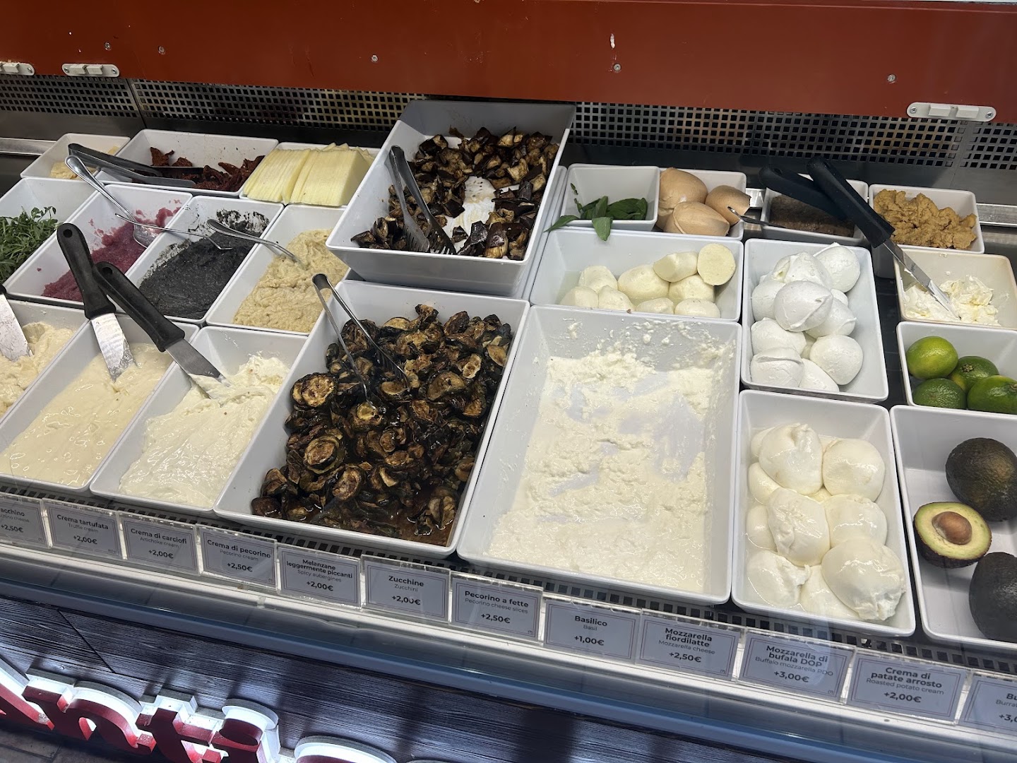 All'Antico Vinaio: appetizing display of fresh ingredients