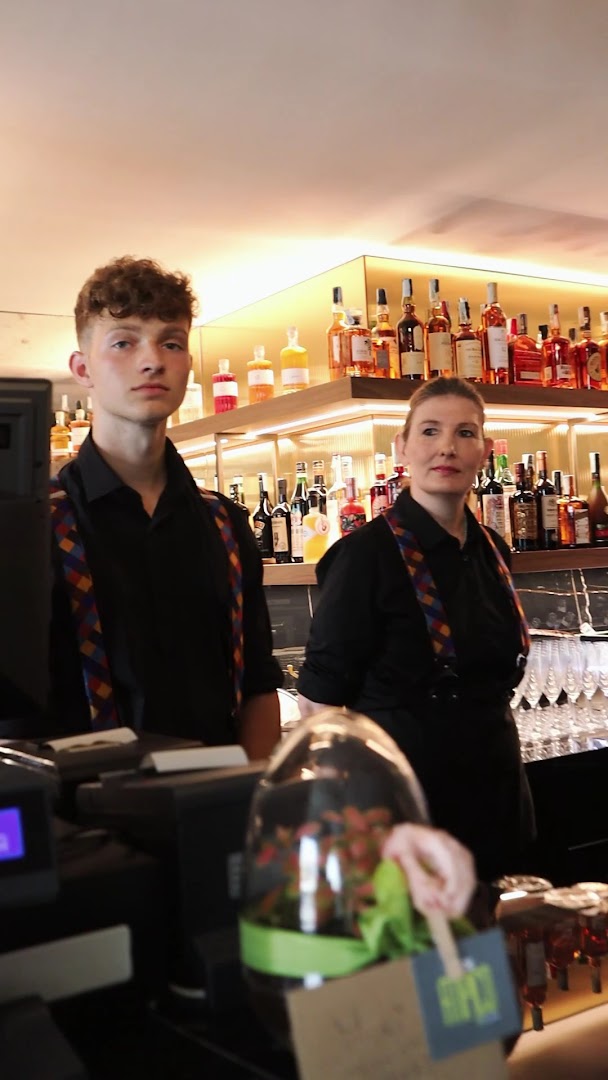 Muri Storti: professional photo of bar staff