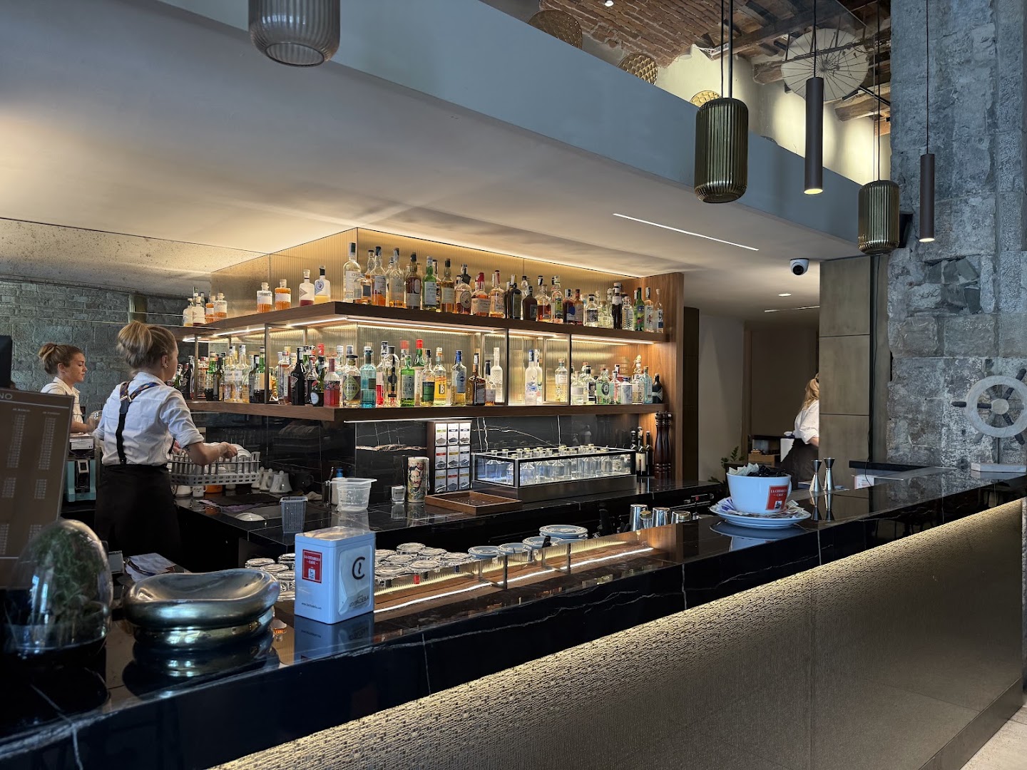 Muri Storti: high quality bar interior shot
