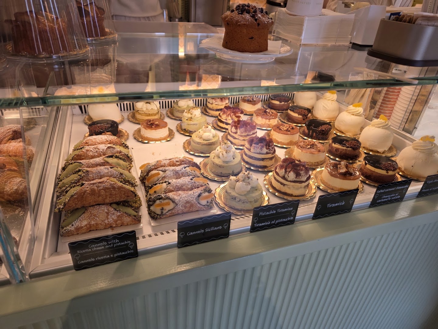 Yummy Gelato & Pastry: appetizing display of fresh pastries