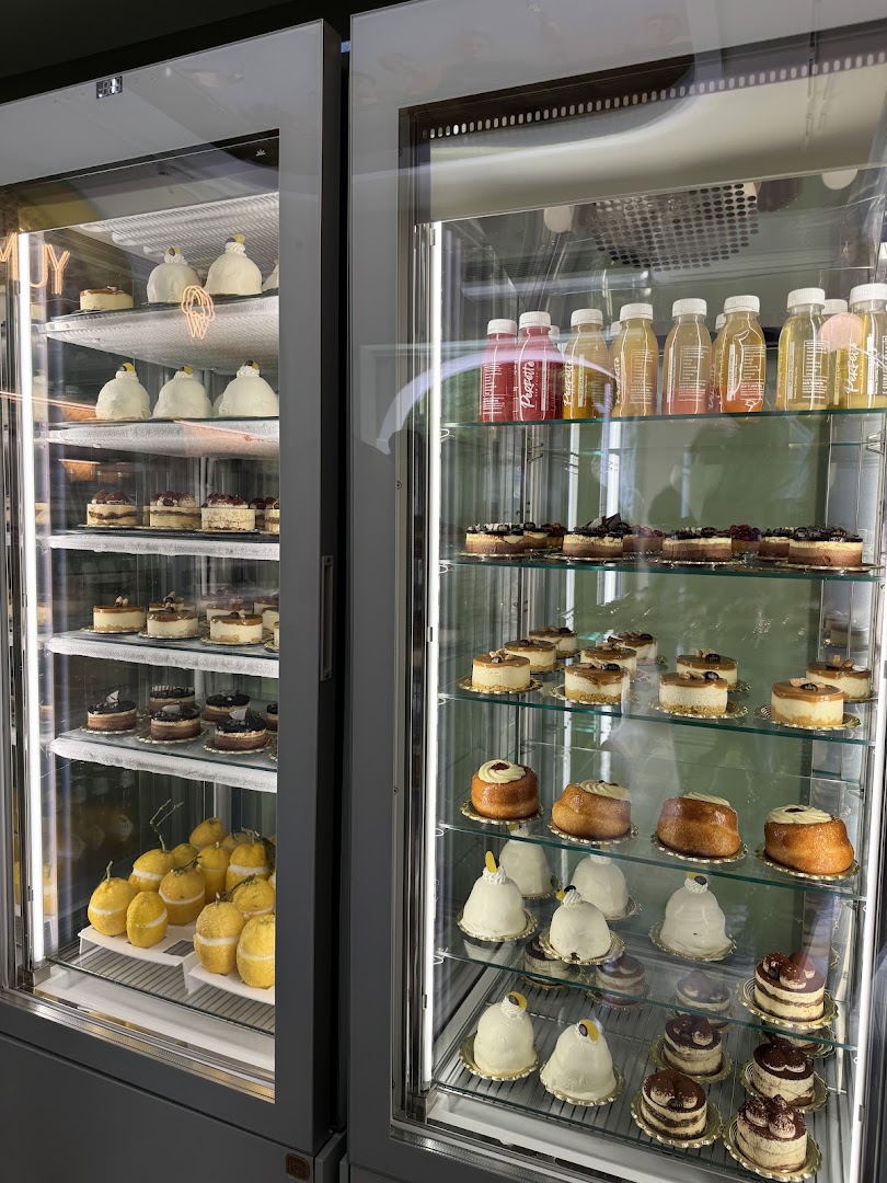 Yummy Gelato & Pastry: appetizing display of fresh products