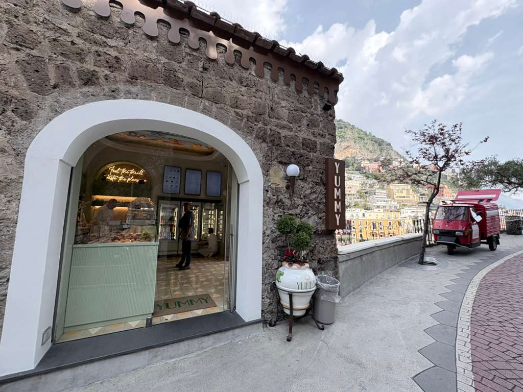 Yummy Gelato & Pastry: attractive exterior and inviting atmosphere