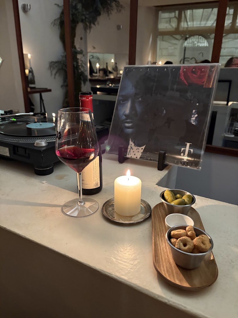 33 Giri: inviting atmosphere with drinks displayed