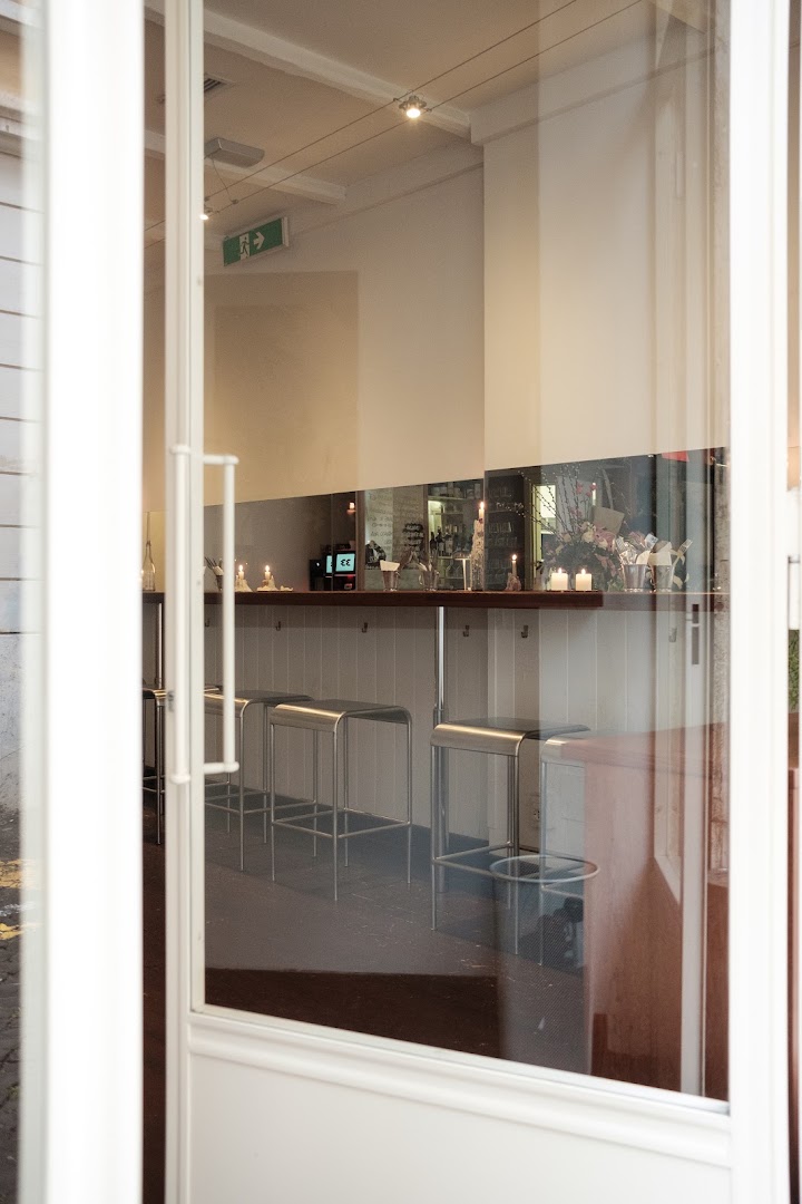 33 Giri: clear, professional interior shot