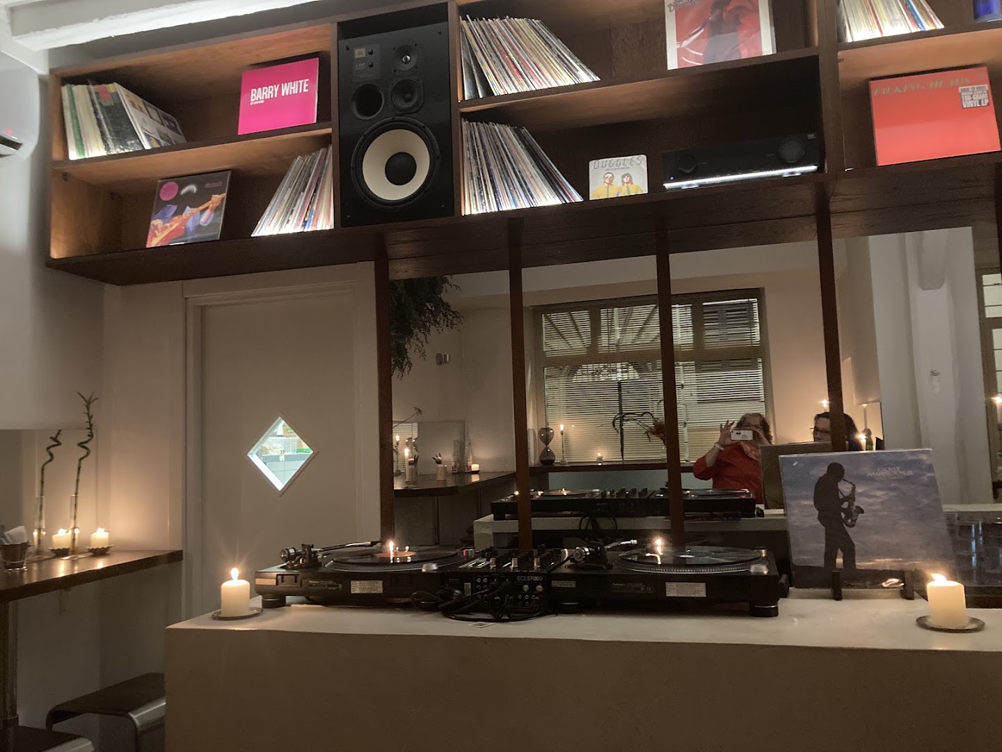 33 Giri: venue atmosphere and decor