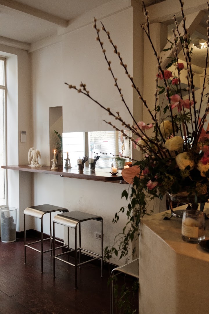 33 Giri: inviting and professional interior shot