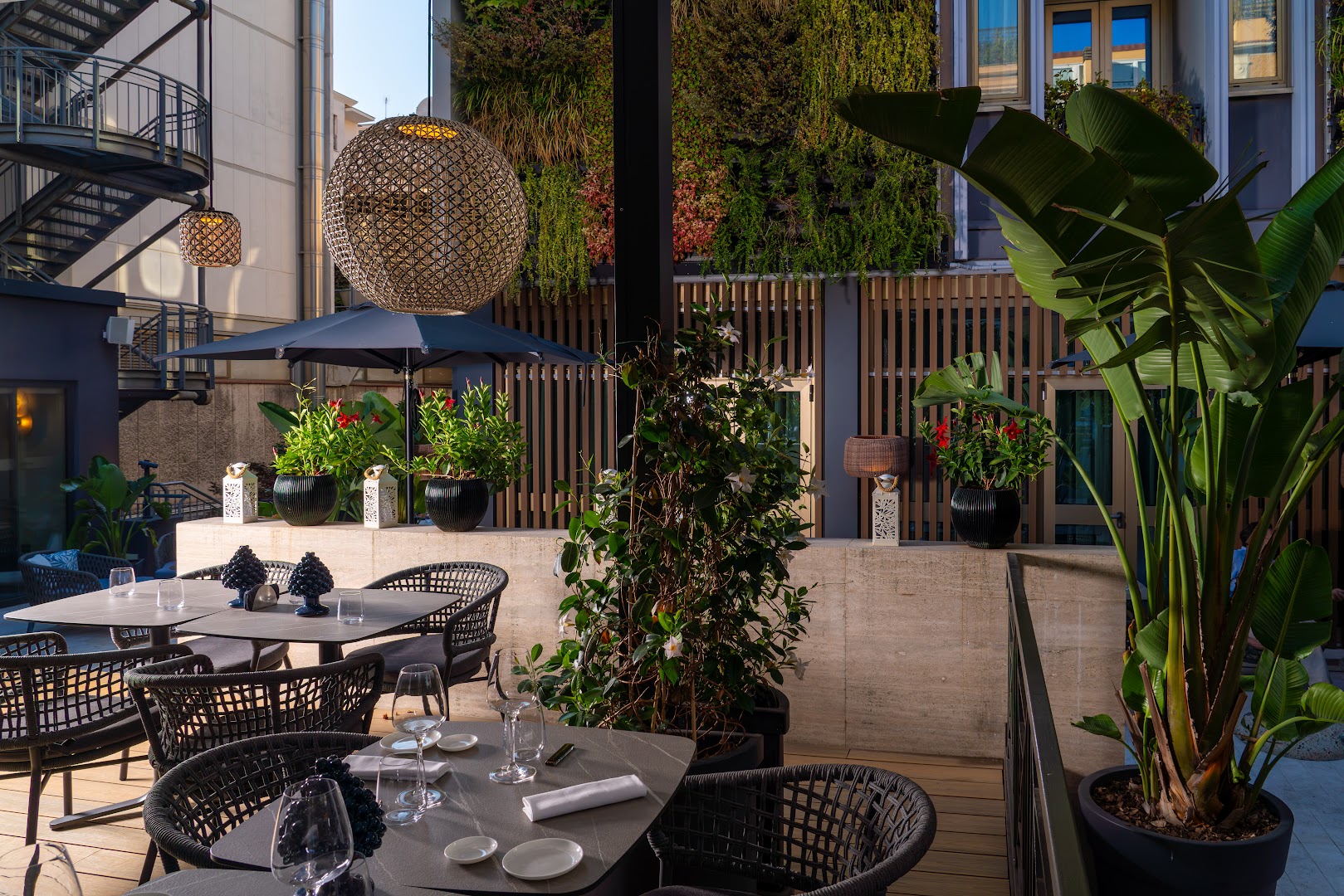 Antela: beautiful, professional restaurant terrace shot