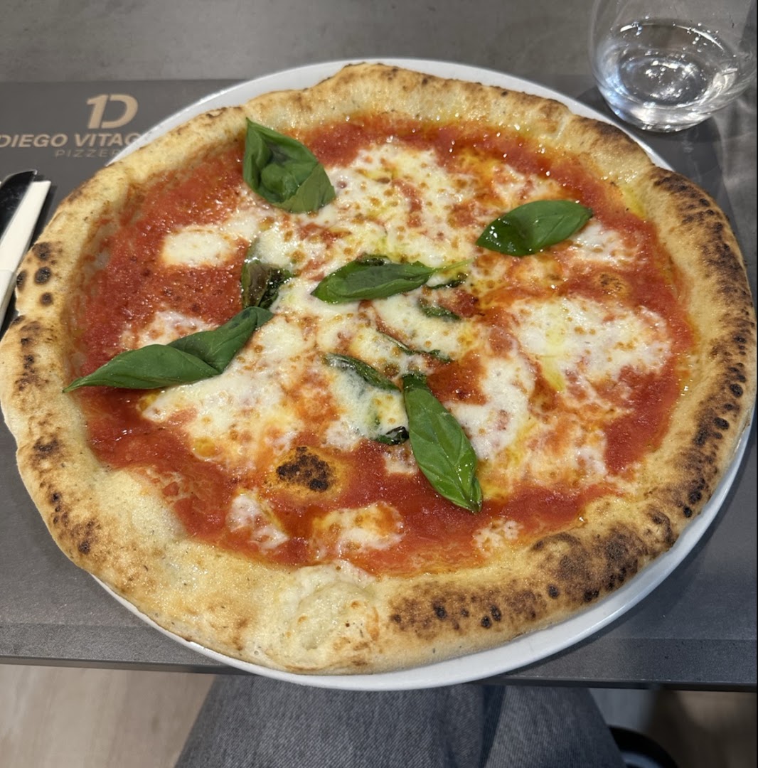 Diego Vitagliano: appetizing photo of restaurant pizza