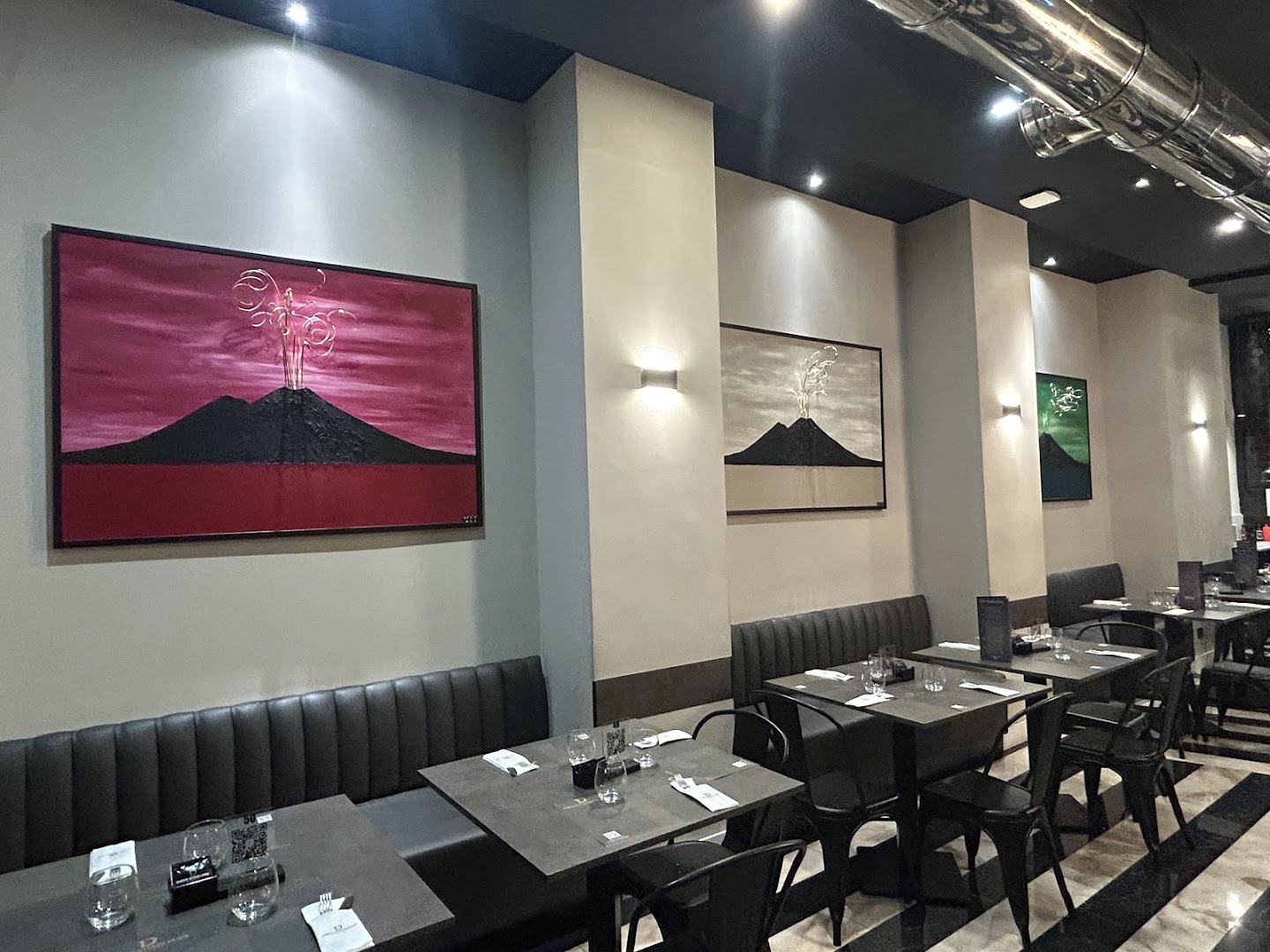 Diego Vitagliano: clear, professional interior restaurant shot