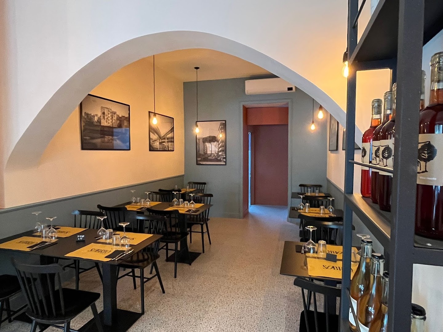 Sobrio al Pigneto: clear, professional interior shot