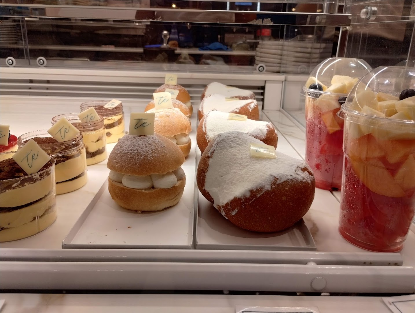 Te Caffè: appetizing display of fresh products